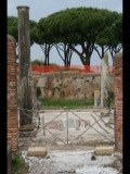 02103 ostia - regio ii - insula viii - domus di apuleio (ii,viii,5) - blick ins atrium - detail.jpg